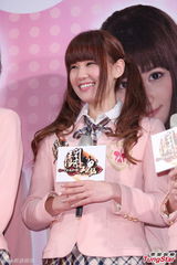 组图：SNH48台北办握手会 粉红制服可爱诱惑