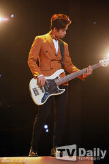 组图：SISTAR孝琳M字腿惹火 EXO小分队抒情回归