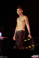 组图：关楚耀个唱邀张学友坐阵 遗撼谭咏麟未到