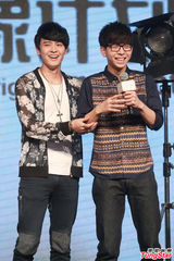 组图：胡夏帅气助阵微电影计划 与付辛博热聊