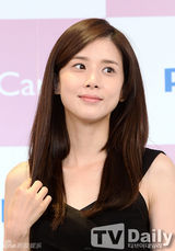 组图：韩星李宝英出席活动性感小黑裙惊艳全场