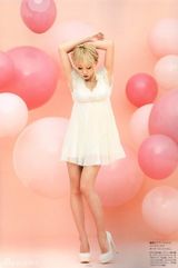 组图：辣妈幸田来未粉红写真 梦幻妆容少女气质