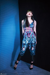 组图：吴莫愁跨界玩设计 野性豹头妆容冷艳