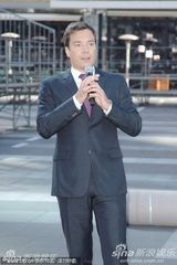 组图：艾美一切就绪 主持人吉米-法隆亮相揭红毯