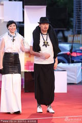 组图：JS组合黑白装亮相 风格冷酷诡异