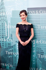 组图：秦海璐亮相太庙秀千万珠宝 造型复古典雅