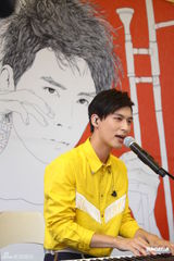 组图：严爵MV中谈恋爱 假戏真吻被漏拍