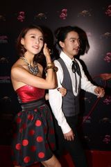 组图：贾青出席风尚大典 抹胸小礼服成全场亮点