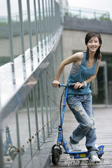 组图：王丽坤素颜清秀获赞 卖萌搞怪旧照曝光