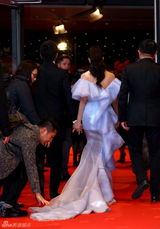 伊能静秦昊柏林挽手走红毯 戴情侣对戒动作亲昵