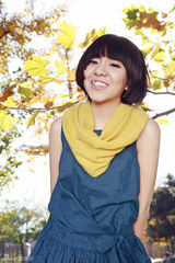 组图：周子琰《立秋》写真 黄叶温暖文艺十足