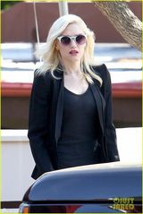 组图：辣妈史蒂芬妮潮装接仔 爱子可爱吃酸奶