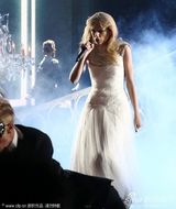 组图：斯威夫特获最受欢迎乡村女歌手 秀修长美腿