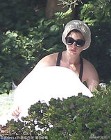 组图：安妮-海瑟薇深V长裙前胸大开 准备万圣节