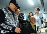 组图：赵本山慈善行看望失明百姓 热情搀扶病患