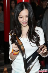 组图：徐若瑄为弟弟站台 白衣长裙文静优雅