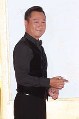 组图：2012港姐竞选红毯 苟芸慧携手黎耀祥亮相