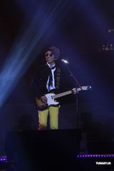 组图：羽泉戴红领巾开唱 海泉亲吻羽凡屁股带动气氛