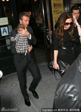 组图：贝克汉姆带7公主外出 小美女卖萌吐舌超可爱