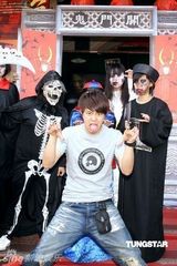 组图：小鬼黄鸿升特殊方式为新书《赤鬼流》搏宣传 