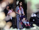 组图：蔡少芬携双女返港 行李超重逼疯辣妈