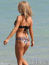 组图：名模克鲁帕穿比基尼搔首弄姿 秀娇乳蜂腰