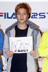 高清组图：韩国偶像组合BEAST办见面会亲密互动