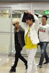 组图：SHINee温流泰民机场时尚主打自然风