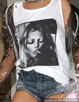 组图：蕾哈娜穿凯特-摩丝头像T出街 豪迈秀象腿