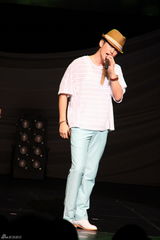 高清图：韩星朴施厚首尔见面会 袒露胸肌与女模热舞