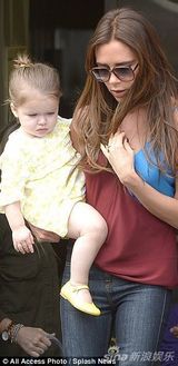 组图：贝嫂清凉装抱女出街 小七穿黄裙捂脸卖萌