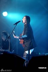 幻灯组图：萧敬腾着铆钉皮衣献唱 卢广仲瑶瑶泯恩仇