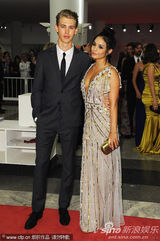 组图：玉女凡妮莎深V及腰 和小男友如胶似漆