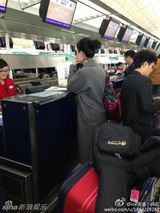 组图：王菲素颜现身机场 路人合影淡定当背景板