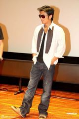 组图：谢霆锋亮相化身白马王子 惹粉丝疯狂尖叫示爱