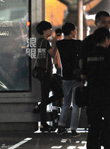 独家：董洁经纪人与友回京 烟不离手心情不错