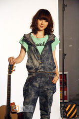 组图：广州快女50强拍创意大片 清新美女现场搞怪