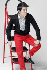 组图：季肖冰曝时尚写真 帅气迷人显型男本色