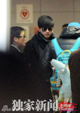 组图：谢娜机场素颜被拍 穿孕妇装“孕味”十足