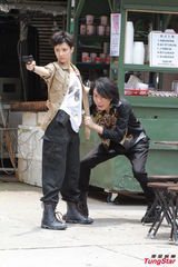 组图：黄子华王君馨《My盛Lady》枪战戏逼真