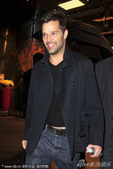 高清图：瑞奇-马丁帅气宣传自传 呼吁保护同性恋