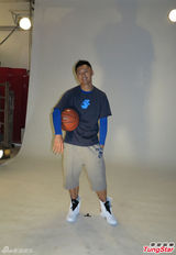 组图：余文乐教篮球学花式动作如像马戏团