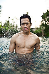 组图：高云翔泳池写真 展好身材电眼迷人