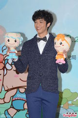 组图：刘以豪进军日本拍戏 装肚痛扮冷酷男