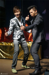 组图：羽泉台湾宣传通告多 范范黑人助阵