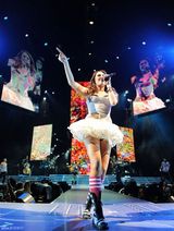 高清组图：麦莉塞勒斯激情开唱 变换造型