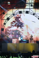 组图：S.H.E开唱上演变装秀 劲歌热舞high不停