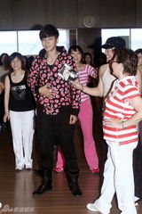 组图：罗志祥练就完美六块肌 与师奶共舞暖身个唱