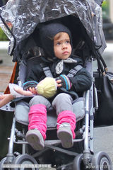 组图：杰西卡-阿尔芭素颜携女购物 奥诺手捧洋娃娃