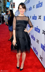 组图：本-斯蒂勒新片首映深情注视女伴